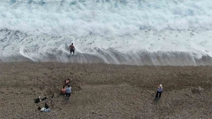 Antalya’nın yüksek kesimlerinde karla mücadele, sahilinde deniz keyfi