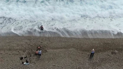 Antalya’nın yüksek kesimlerinde karla mücadele, sahilinde deniz keyfi