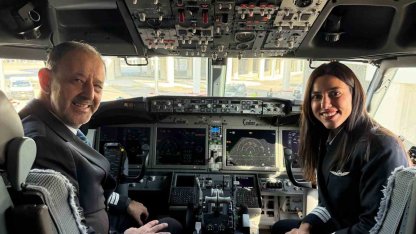 Baba ve kız aynı kokpitte: 42 yıllık pilot gökyüzüne kızıyla veda etti