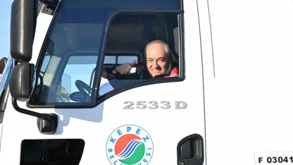 Başkan Kocagöz işçi elbisesini giydi, iş makinesinin başına geçti