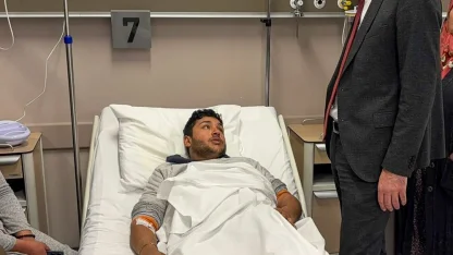 Başkan Vekili Çiçek, hastaneye giderek kazada yaralanan personelin durumu hakkında bilgi aldı