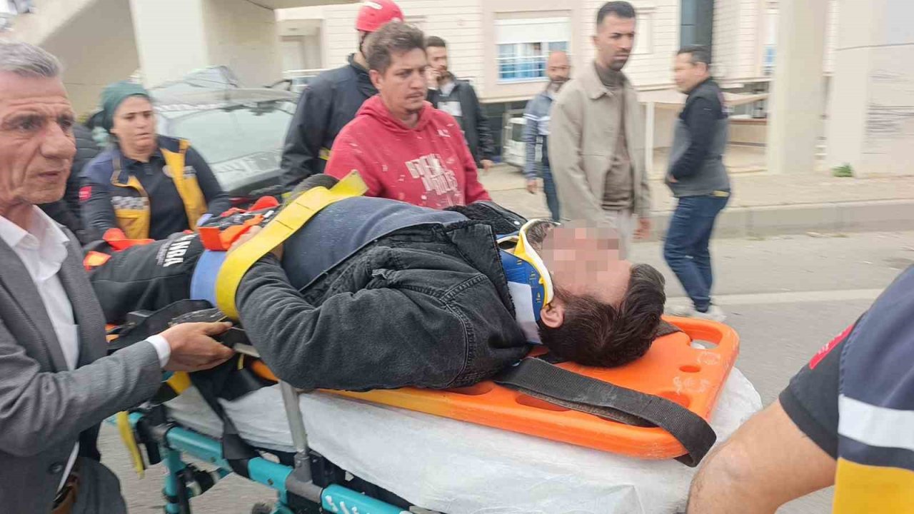 Çarpışan iki araçtan biri üst geçidin ayaklarına çarptı: 1 ağır yaralı