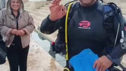 Denize düşen evlilik yüzüğünü dalgıçlar çıkardı