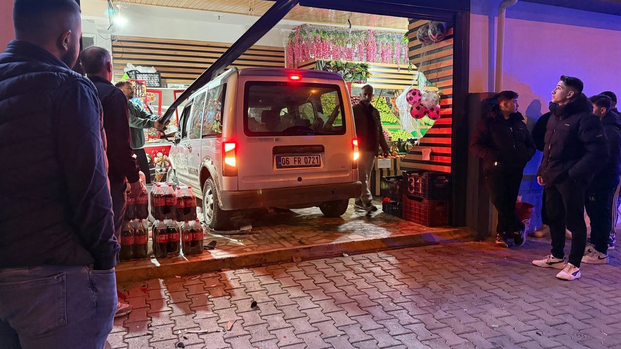 Ehliyetsiz sürücü önce kaza yaptı, ardından markete girdi
