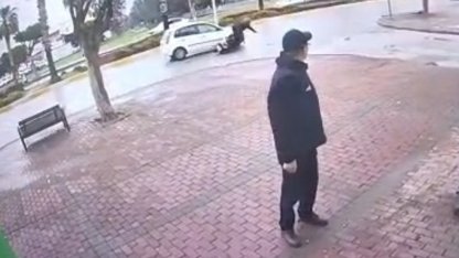 Elektrikli bisiklet sürücüsünü yola savuran kaza kamerada