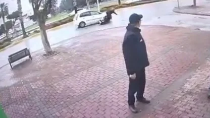 Elektrikli bisiklet sürücüsünü yola savuran kaza kamerada