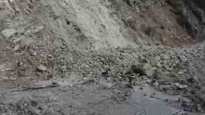 Heyelan köy yolunu ulaşıma kapattı