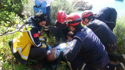 İncir ağacı hayatını kurtardı:  Falezlerde 20 metre yükseklikten düşen adam yaralandı
