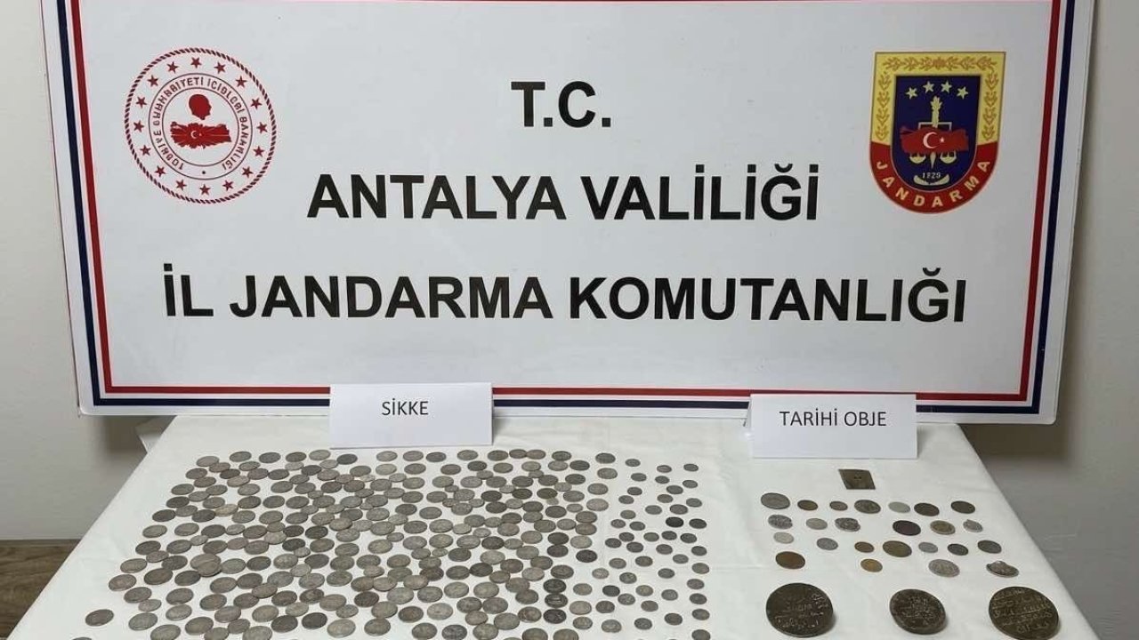 Kaş’ta tarihi eser kaçakçılığı operasyonu: Çok sayıda obje ve gümüş sikke ele geçirildi