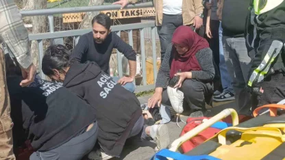 Kaza haberini alıp geldi, kızının elini tutup başını okşayarak teselli etti