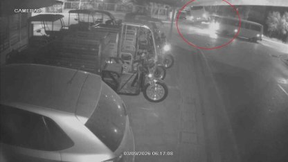 Kaza yapan otel servisi, park halindeki araçların üzerine devrildi