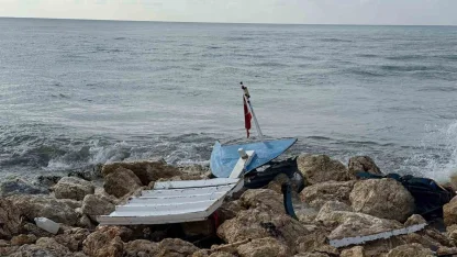 Kıyıya yanaşmak istedikleri tekne kayalıklara çarpıp paramparça oldu