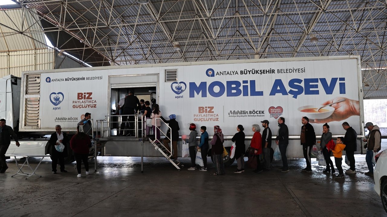 Mobil Aşevi iftar öncesi kent sakinleriyle buluşuyor