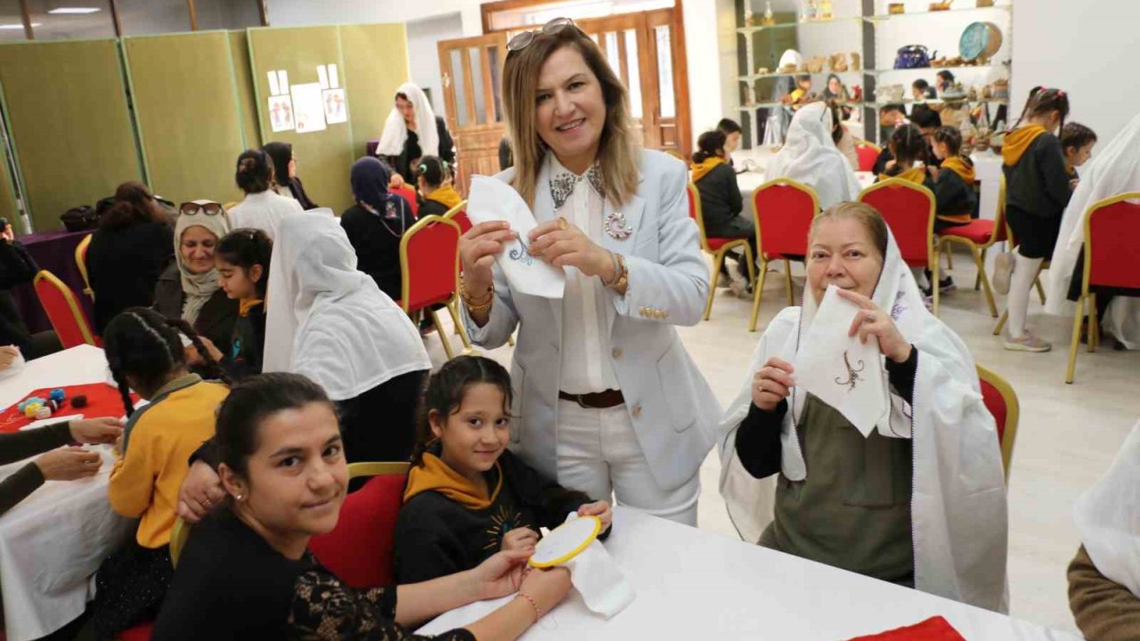 Nineler ve torunları mendil geleneğinde buluştu!