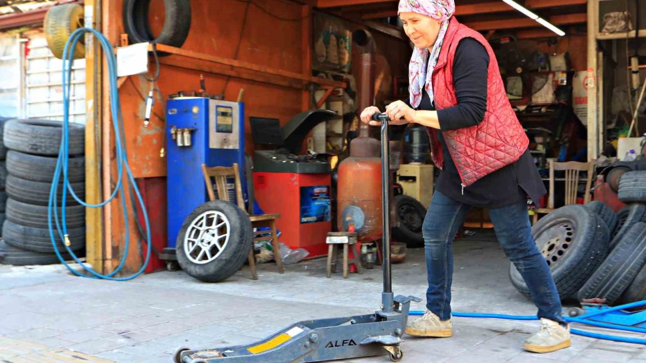 Oto lastik tamirine kadın eli değdi: Elinde krikoyu gören şoförler şaşırıyor