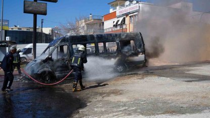 Park halindeki servis ve otomobil alev alev yandı, araç sahibi kriz geçirdi