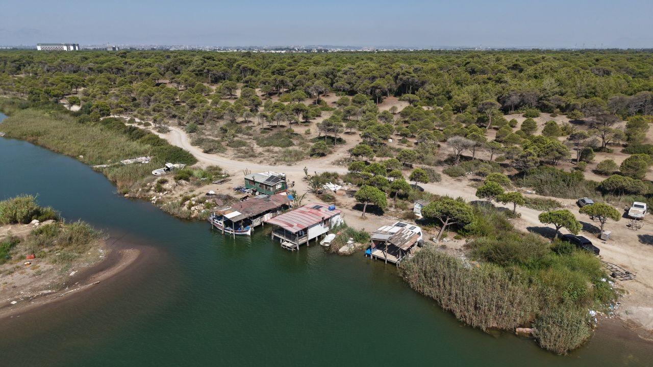 'Sahilkondu' ve barakalara yıkım süreci; lağımları nehri ve denizi kirletiyor