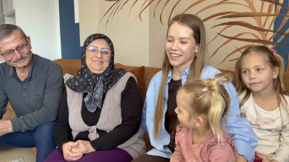 Türk eşinin babaannesine abdest aldırıp seccadesini serdi, 11 milyon izlenip gönüllerin gelini oldu