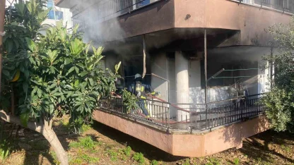 Yanan evden 4 yaşındaki yeğenini çıkarmak isterken yaralandı