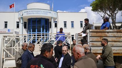 Hortum ve yağıştan zarar gören Kumlucalı çiftçilere sera naylonu desteği