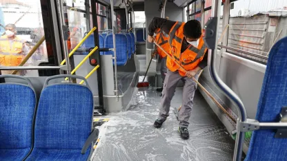 Büyükşehir toplu ulaşım araçlarını temizliyor