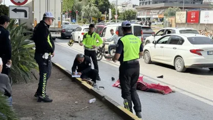 Yol kenarında mendil satarken TIR'ın altında kalan kadın hayatını kaybetti