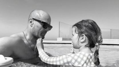 İngiliz oyuncu Jason Statham’dan sonsuzluk havuzunda poz