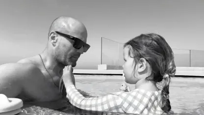 İngiliz oyuncu Jason Statham’dan sonsuzluk havuzunda poz