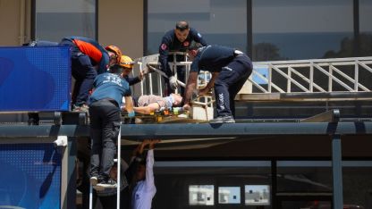 4'üncü kattan tentenin üzerine düşüp yaralandı