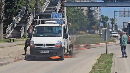 Kamyonette çıkan yangını, yoldan geçen araç sürücüleri söndürdü