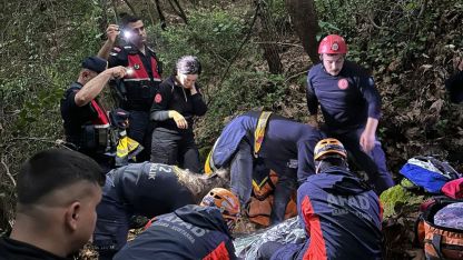 Uçurumdan düşen kazazedeyi ekipler kurtardı
