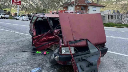 Akseki’de iki otomobil çarpıştı: 3 yaralı