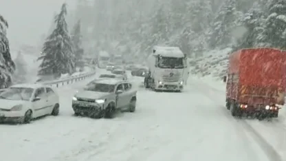 Alacabel’de nisan ayında kar sürprizi, sürücüler zor anlar yaşadı