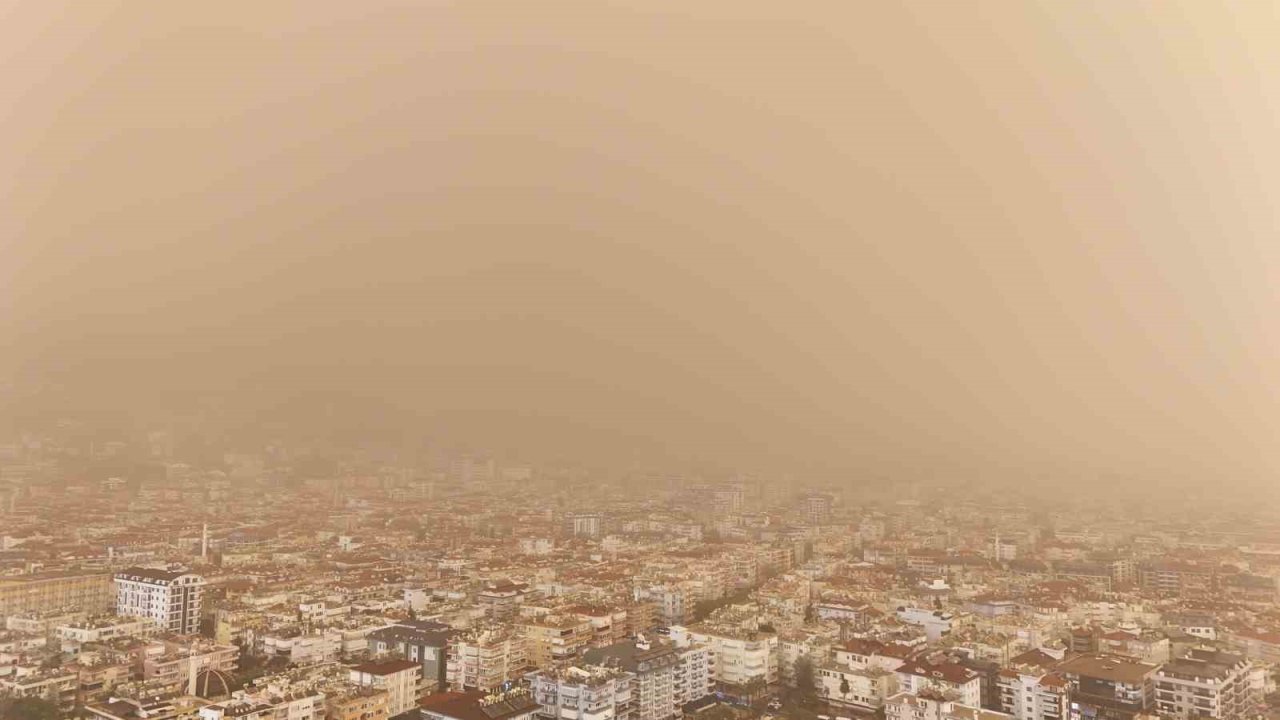 Antalya semaları kahverengiye büründü Sahra Çölü üzerinden gelen toz taşınımı çamur olup yağdı