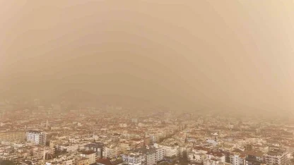 Antalya semaları kahverengiye büründü Sahra Çölü üzerinden gelen toz taşınımı çamur olup yağdı