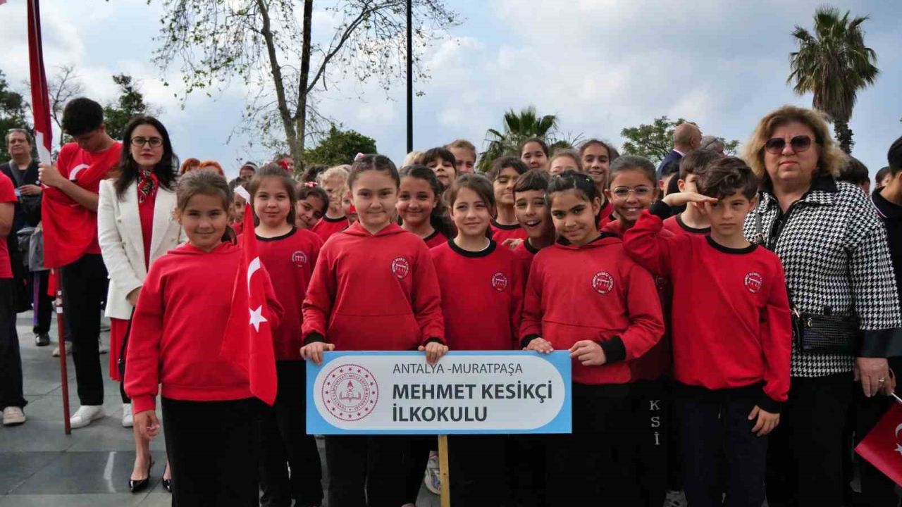 Antalya’da 23 Nisan kutlamaları çelenk sunma töreniyle başladı
