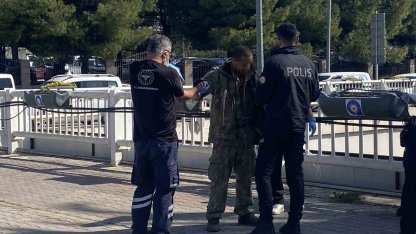 Antalya’da alt geçit demirlerine çıkan genci polis ikna edip indirdi