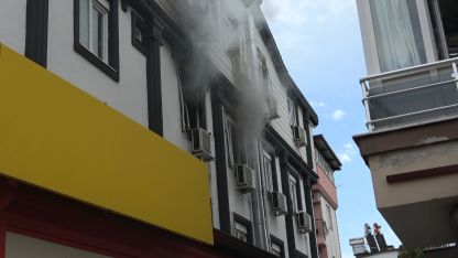 Antalya’da apartman dairesindeki yangın korkuttu: 5 kişi tedbir amaçlı hastaneye götürüldü