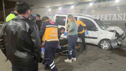 Antalya’da kontrolden çıkan otomobil bariyerlere çarptı: 3 yaralı
