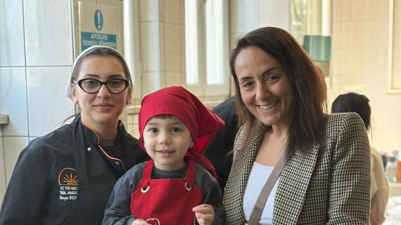 Antalya’da minikler mutfağa girdi, renkli kurabiyeler ortaya çıktı