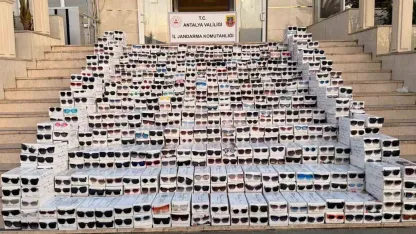 Antalya’da piyasa değeri 20 milyon olan 20 bin kaçak gözlük ele geçirildi