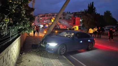 Aydınlatma direğine çarpan otomobilin sürücüsü yaralandı