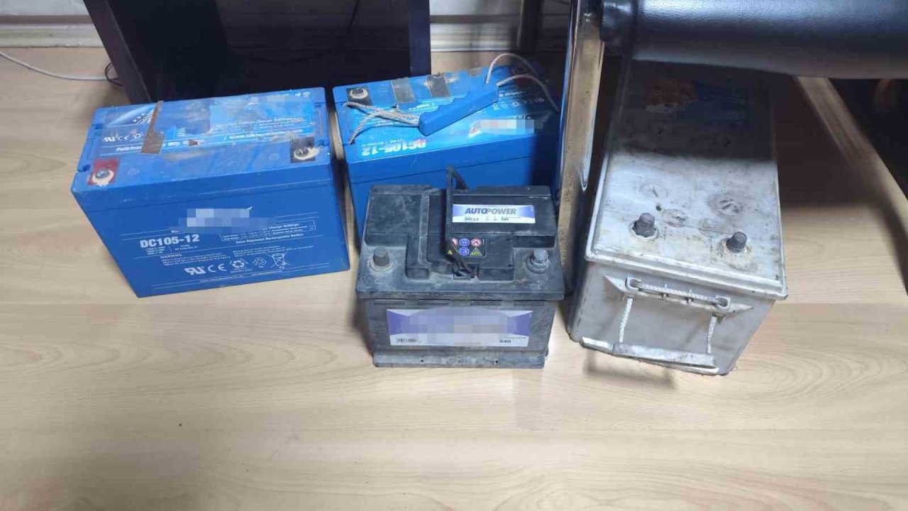 Aynı gün 6 araçtan akü çalan şüpheliler yakalandı