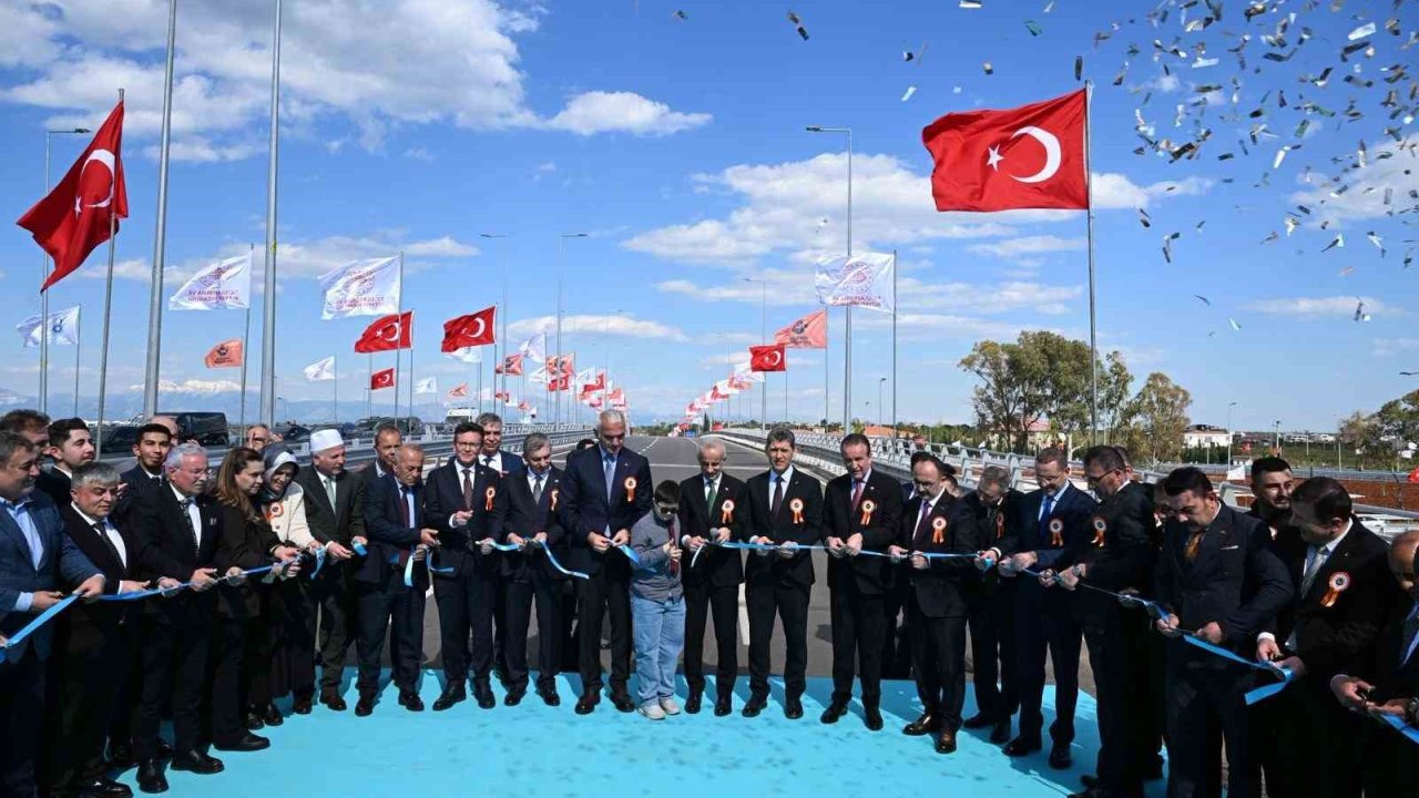 Bakan Uraloğlu: "Eskiden hemzemin kavşakta hizmet veren sinyalizasyon sistemini devre dışı bırakarak trafiğin dur-kalk yapmaksızın akışını sağladık"