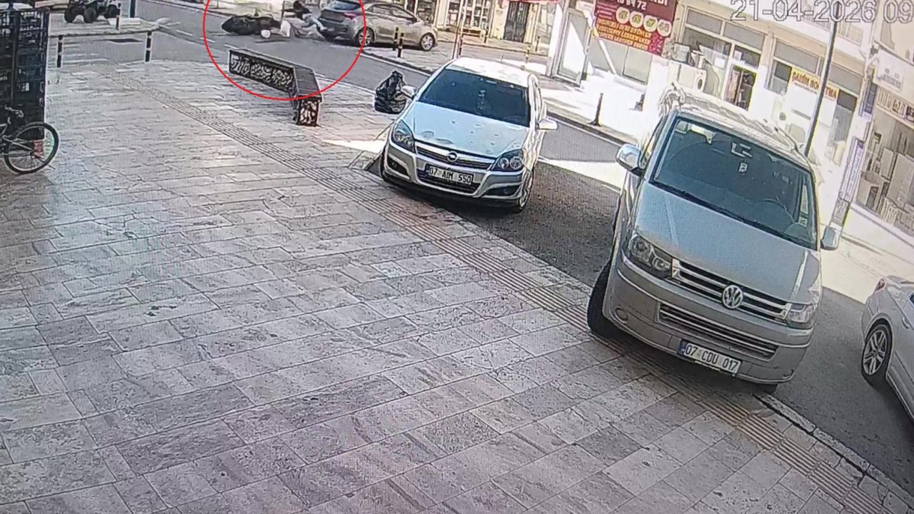 Başında olması gereken kask motosiklette olunca ölümden döndü