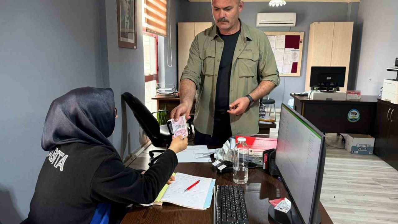 Başkan koruması bankamatikte bulduğu parayı zabıtaya teslim etti