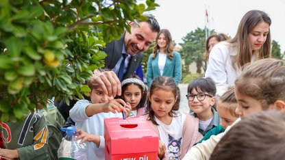 Başkan Vekili Çiçek miniklerle birlikte atık pil topladı