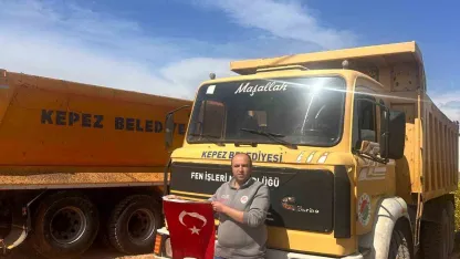 Belediye çalışanının bayrak hassasiyeti
