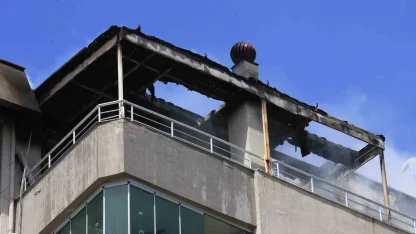 Binanın teras katında çıkan yangında yaşlı bina sakinleri, kapıları çalan kuryelerin yardımıyla tahliye edildi