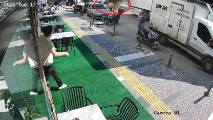 Bir anda patlayıp alev topuna dönen araçtan atlayıp canlarını zor kurtardılar